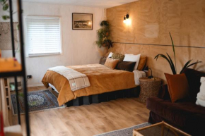 Kaitake Kabana - Unique, off-grid, studio retreat